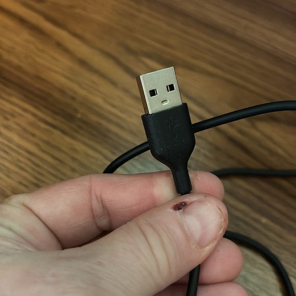 NWOT ONN Wireless Phone Charger 2 pc Circle & Cord Model No. ONB18WI701 DC 5V/2A - Picture 3 of 16